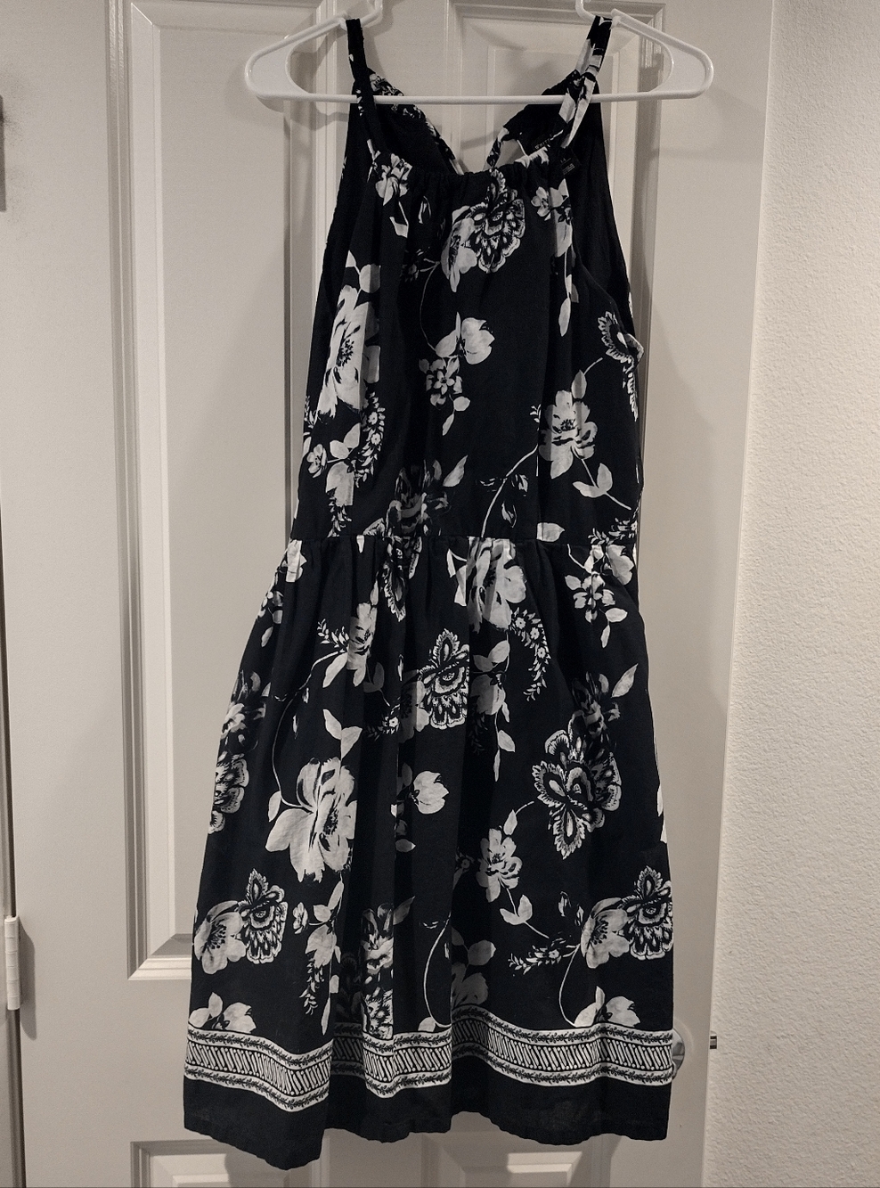 Women's White House Black Market Black and White Floral Dress 💕